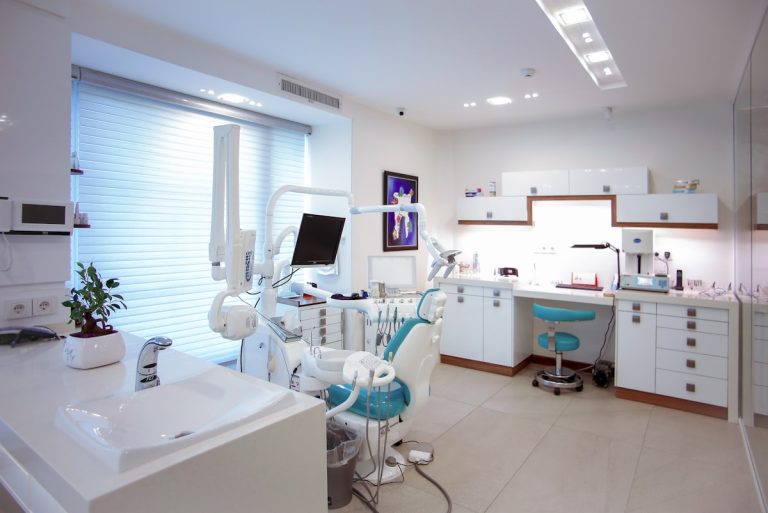Implante dental proceso postoperatorio - Clínica Dental Paraíso Carmona