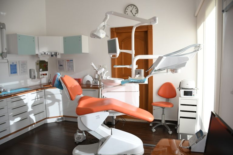 Ortodoncia invisible vs brackets - Clínica Dental Paraíso Carmona