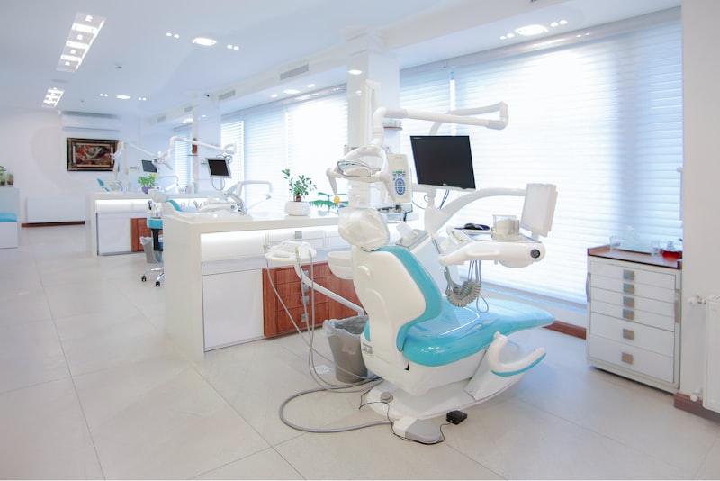 Sensibilidad dental: por qué te duele con el frío y cómo aliviarla 1 Tratamiento sensibilidad dental con barniz de flúor
